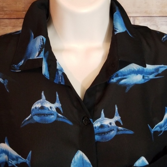 Forever 21 Hi- low shark shirt size small - Picture 4 of 8